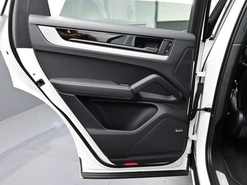 Certified 2025 Porsche Cayenne AWD/4WD image 12