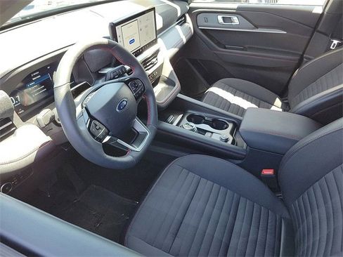 Used 2025 Ford Explorer ST-Line image 3