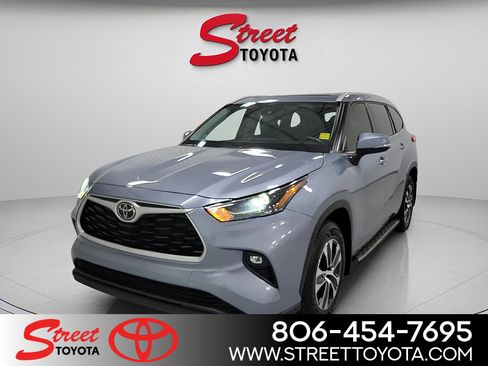 Used 2022 Toyota Highlander XLE image 1