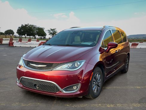 Used 2019 Chrysler Pacifica Touring-L Plus w/ Advanced Safetytec Group FWD image 5
