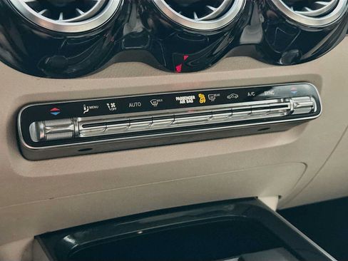 Used 2020 Mercedes-Benz GLB 250 image 15