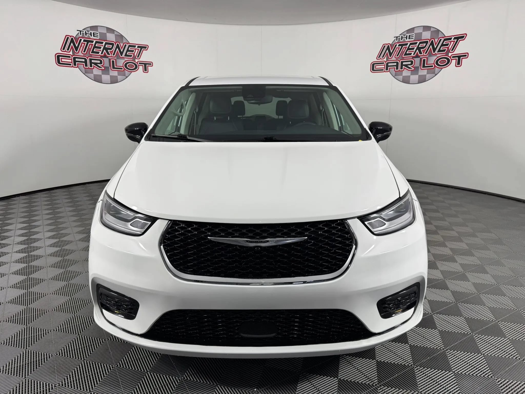 Used 2024 Chrysler Pacifica Touring-L AWD/4WD image 2