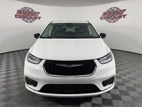 Used 2024 Chrysler Pacifica Touring-L AWD/4WD image 2