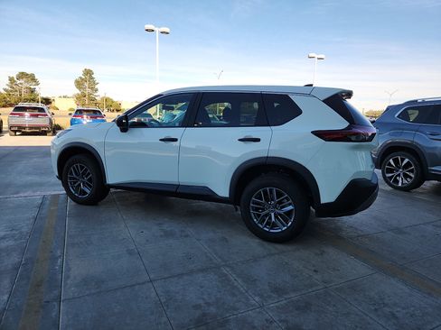 Used 2023 Nissan Rogue S image 4