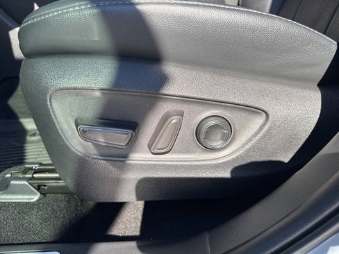 Used 2023 Toyota Highlander L image 12