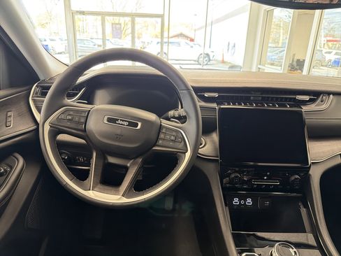 Used 2023 Jeep Grand Cherokee L Limited AWD/4WD image 11