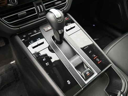 Certified 2025 Porsche Macan AWD/4WD image 22