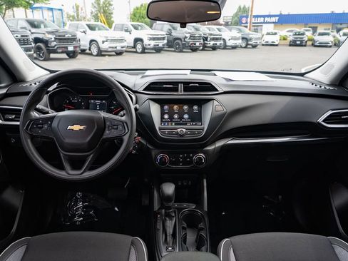 Used 2021 Chevrolet TrailBlazer LS w/ LPO, Blackout Package FWD image 9