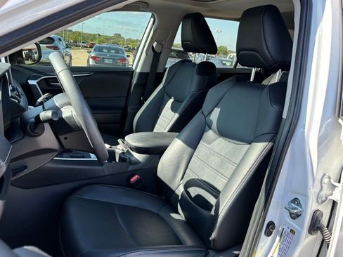 Used 2023 Toyota RAV4 XLE Premium image 7
