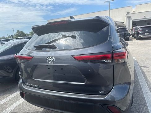 Used 2023 Toyota Highlander LE FWD image 5