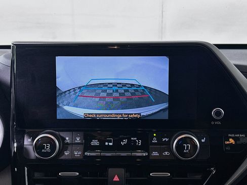 Used 2023 Toyota Highlander XLE FWD image 25
