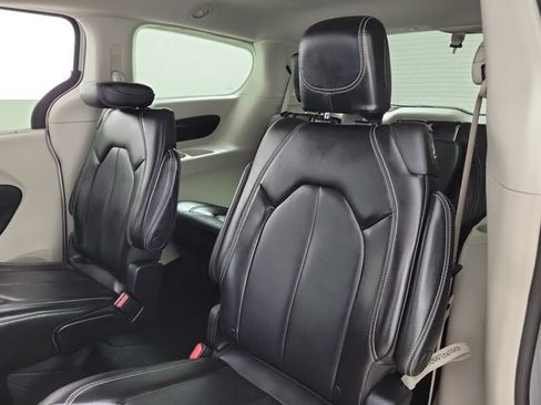 Used 2023 Chrysler Pacifica Touring-L FWD image 13