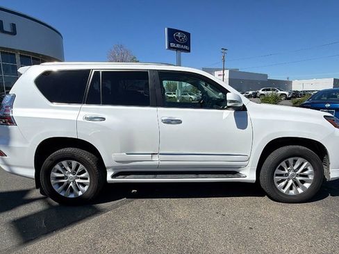 Used 2017 Lexus GX 460 Premium w/ Premium Package image 3