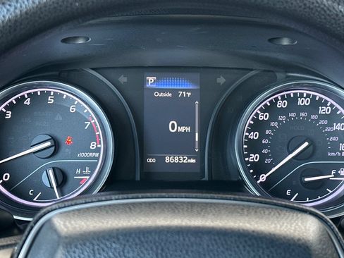 Used 2018 Toyota Camry LE FWD image 31