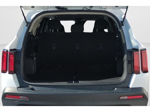 Used 2023 Kia Sorento LX FWD image 9