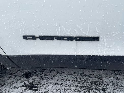 Used 2023 Jeep Cherokee Altitude Lux image 23