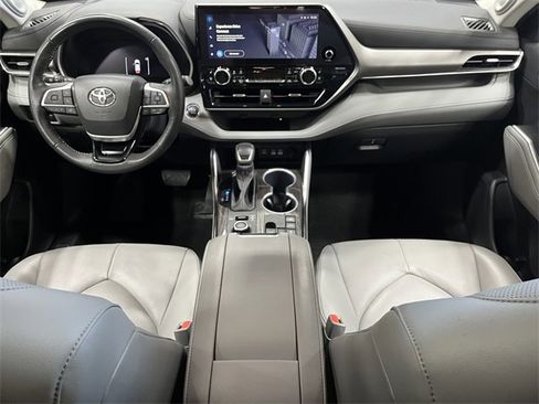 Used 2023 Toyota Highlander Limited image 21
