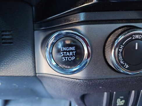 Used 2016 Toyota Tacoma TRD Off-Road image 15