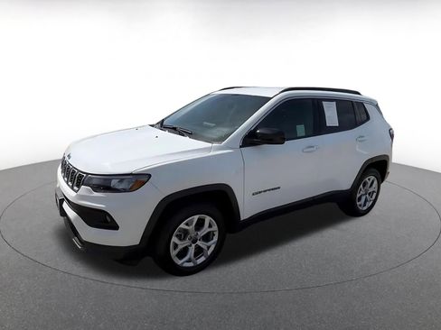 Used 2025 Jeep Compass Latitude AWD/4WD image 8