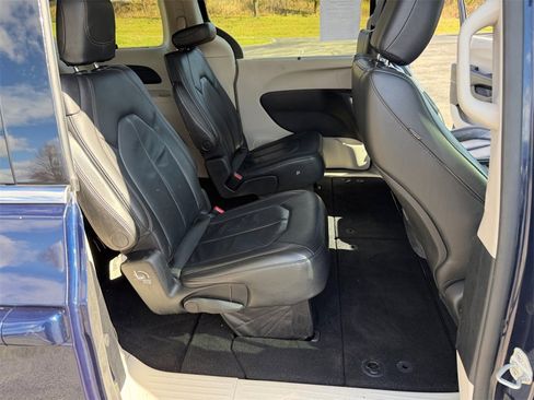 Used 2020 Chrysler Pacifica Touring-L w/ Tire & Wheel Group image 27