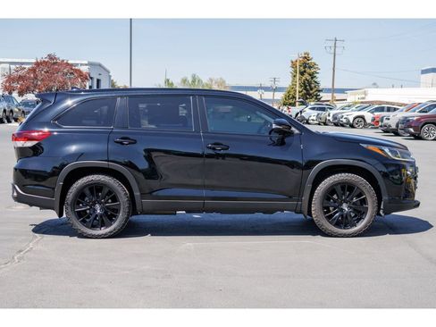 Used 2019 Toyota Highlander SE w/ Nightshade Edition AWD/4WD image 2