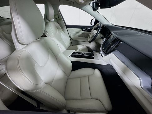 Used 2019 Volvo XC60 T5 Momentum w/ Multimedia Package AWD/4WD image 28