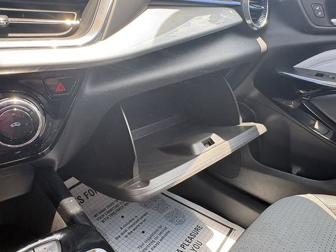 Used 2025 Chevrolet Trax LT FWD image 35