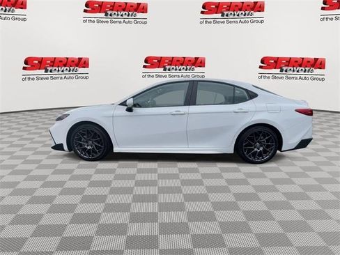 Used 2025 Toyota Camry SE w/ Convenience Package image 6