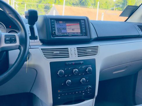 Used 2014 Volkswagen Routan SE FWD image 28