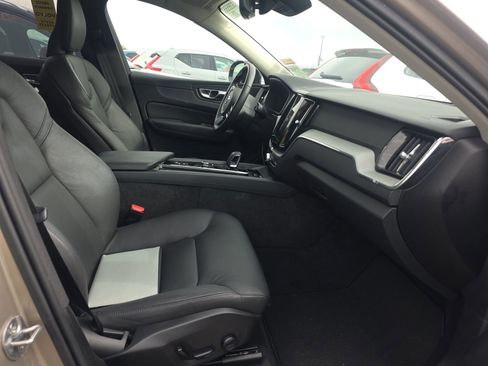 Used 2025 Volvo XC60 B5 Plus image 8