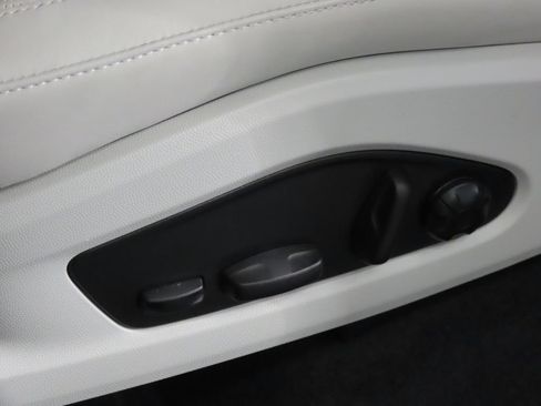 Certified 2025 Porsche Macan 4 Electric AWD/4WD image 39