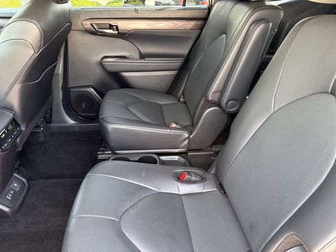 Used 2024 Toyota Highlander Limited AWD/4WD image 31