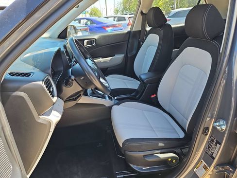 Used 2025 Hyundai Venue SEL FWD image 25