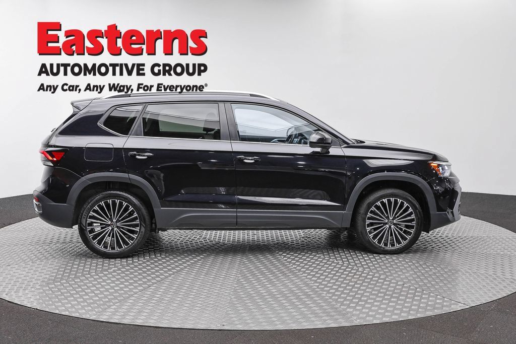 Used 2025 Volkswagen Taos SE FWD image 4