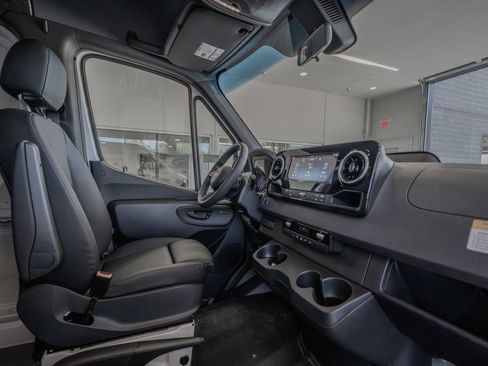 Used 2025 Mercedes-Benz Sprinter 2500 image 17