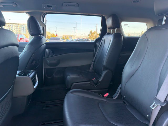 Used 2025 Kia Carnival FWD image 17