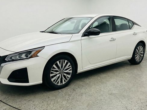 Used 2025 Nissan Altima 2.5 SV image 3