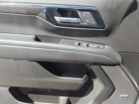 Used 2025 Chevrolet Suburban Z71 w/ Z71 Off-Road Package image 25