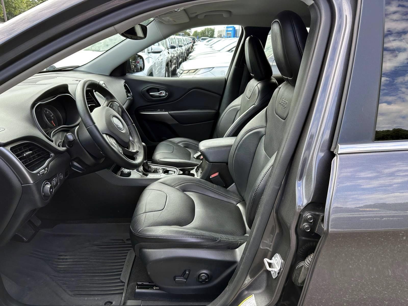 Used 2019 Jeep Cherokee Limited AWD/4WD image 12