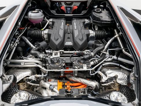 Used 2024 Lamborghini Revuelto image 9