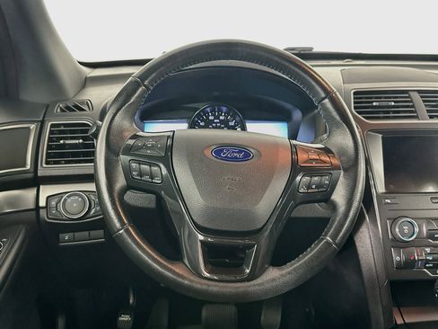 Used 2019 Ford Explorer XLT w/ Equipment Group 202A AWD/4WD image 18