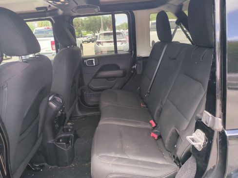 Used 2019 Jeep Wrangler Unlimited Sahara AWD/4WD image 15