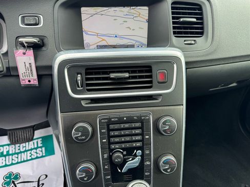 Used 2015 Volvo V60 T5 Platinum image 16