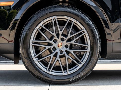 Certified 2025 Porsche Cayenne image 13