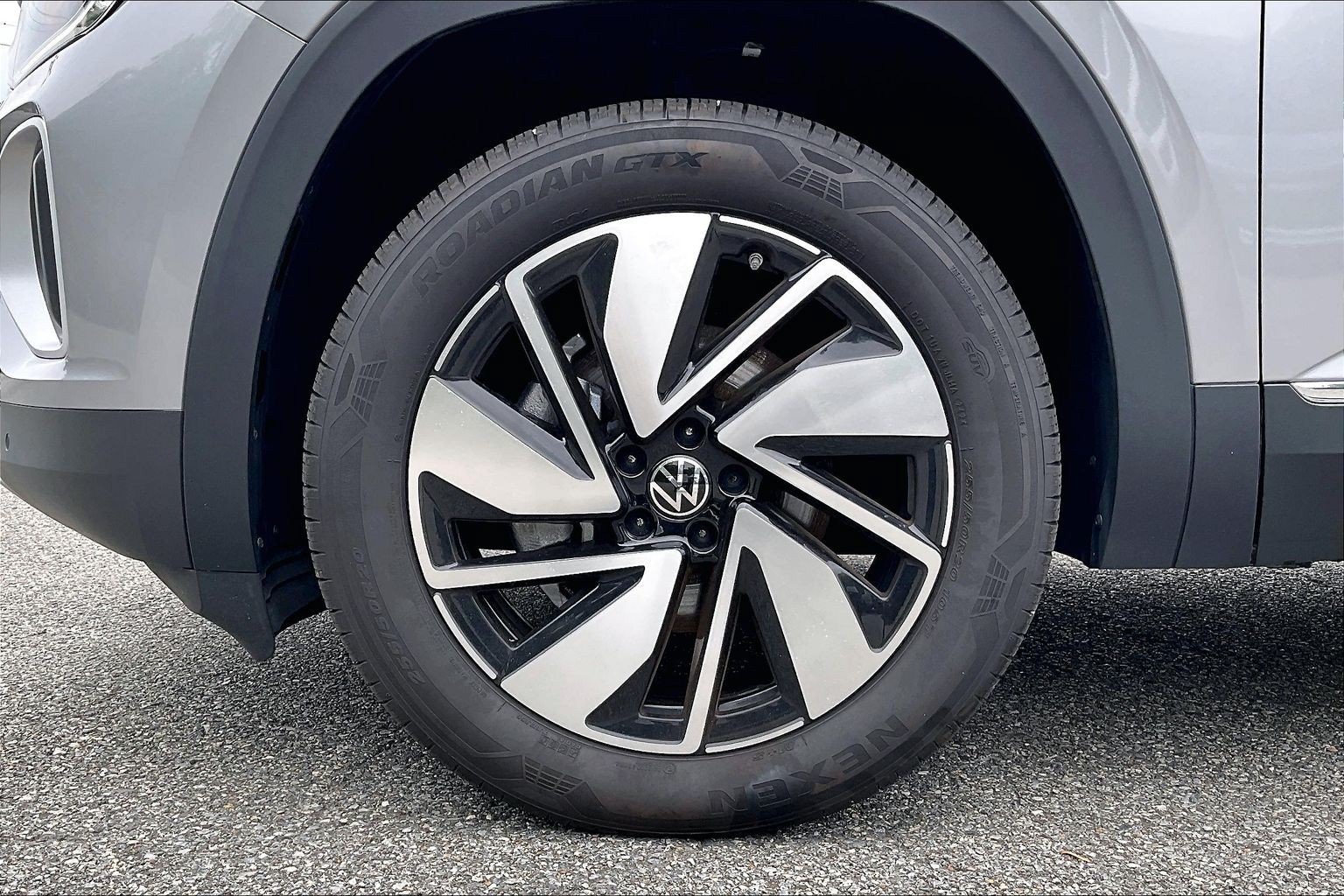 Used 2025 Volkswagen Atlas SEL AWD/4WD image 9