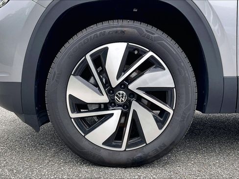 Used 2025 Volkswagen Atlas SEL AWD/4WD image 9