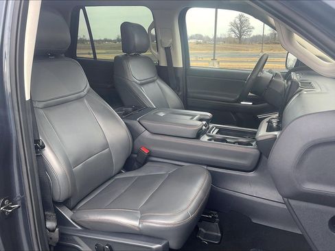 Used 2025 Ford Expedition Active image 8