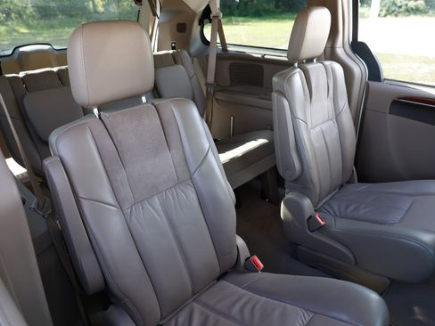 Used 2012 Chrysler Town & Country Limited image 14