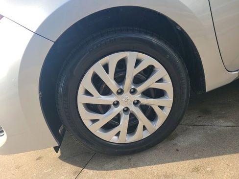 Used 2018 Toyota Corolla LE image 12