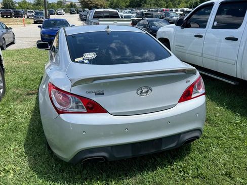 Used 2011 Hyundai Genesis 3.8 RWD image 6